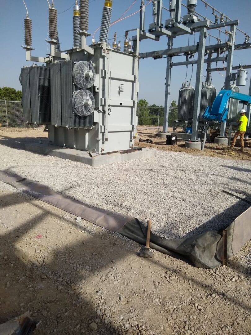 A power plant with workers working on it.